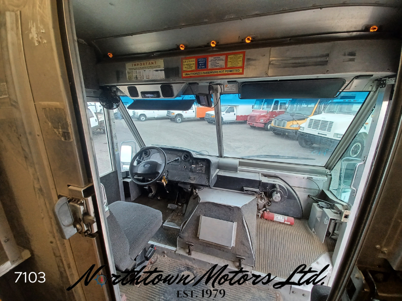 
								2006 Ford E450 Curb Van full									