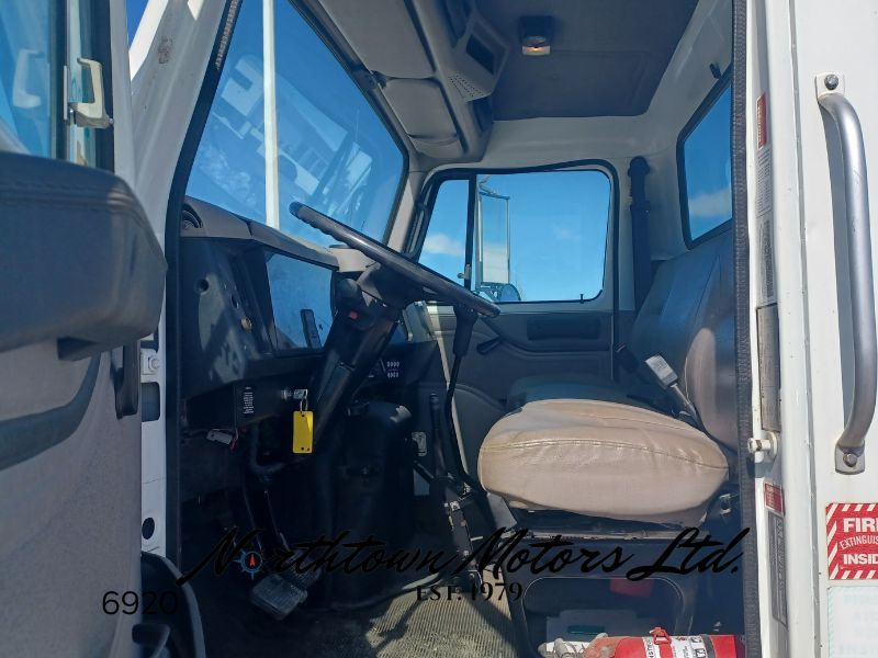 
								1998 International 4900 Cab & Chassis full									