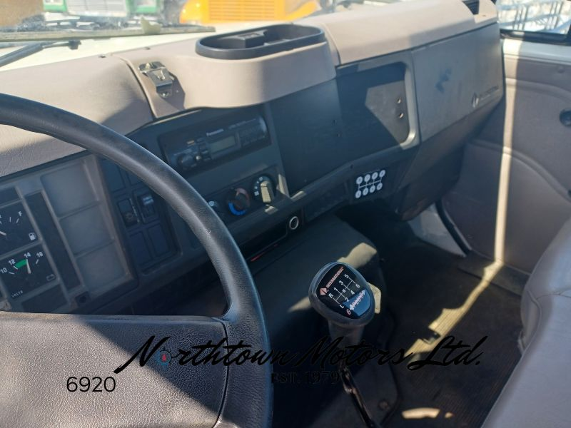 
								1998 International 4900 Cab & Chassis full									