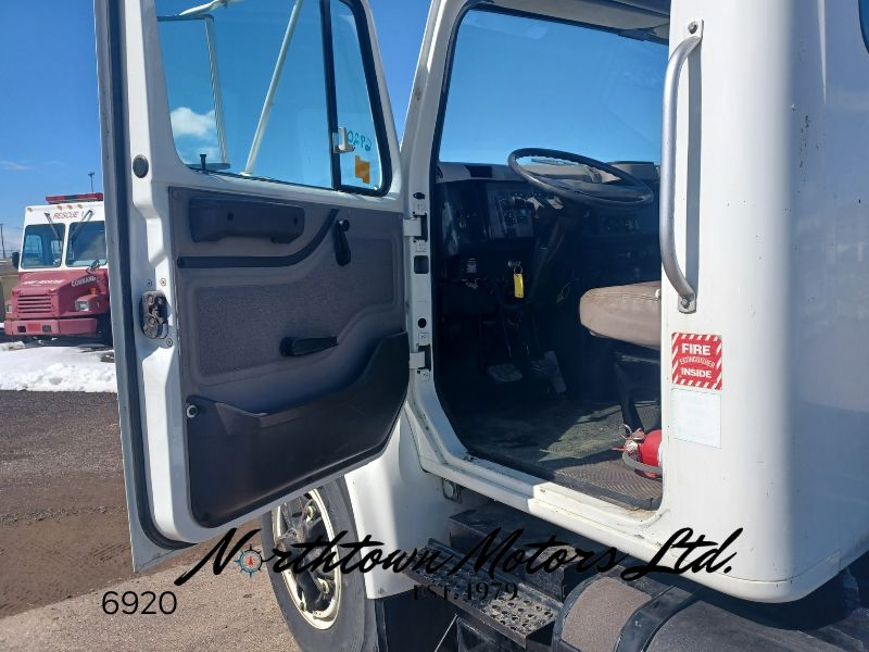 
								1998 International 4900 Cab & Chassis full									