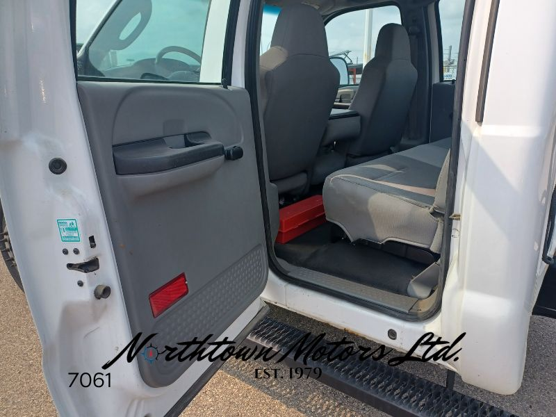 
								2005 Ford F550 Cab & Chassis full									