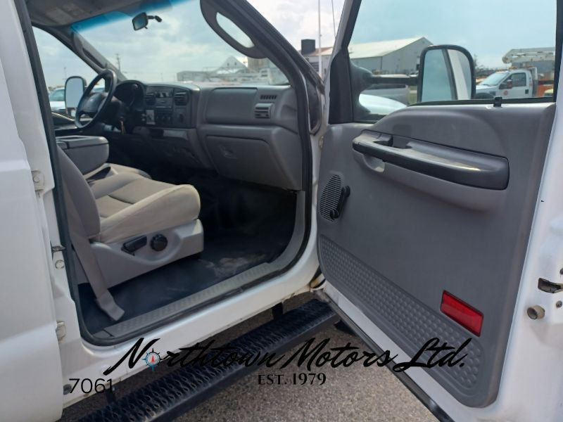 
								2005 Ford F550 Cab & Chassis full									