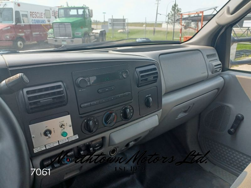
								2005 Ford F550 Cab & Chassis full									