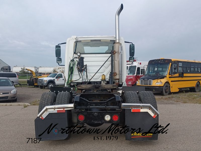2005 International 8600 Daycab
