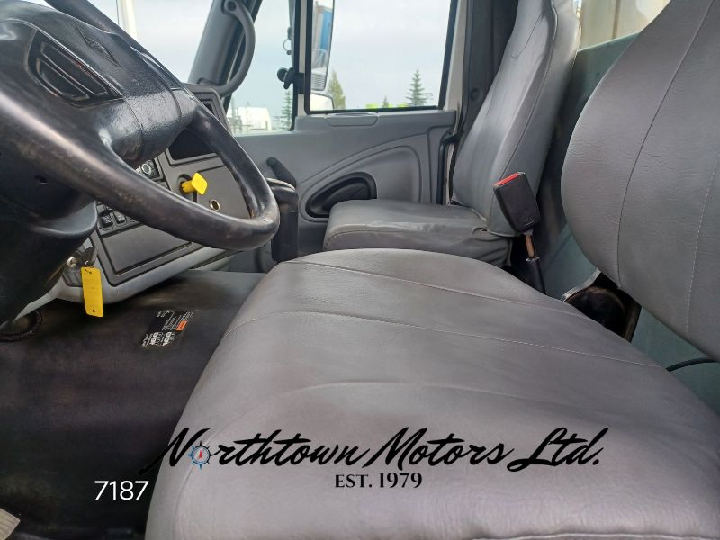 2005 International 8600 Daycab