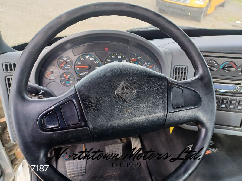 
								2005 International 8600 Daycab full									